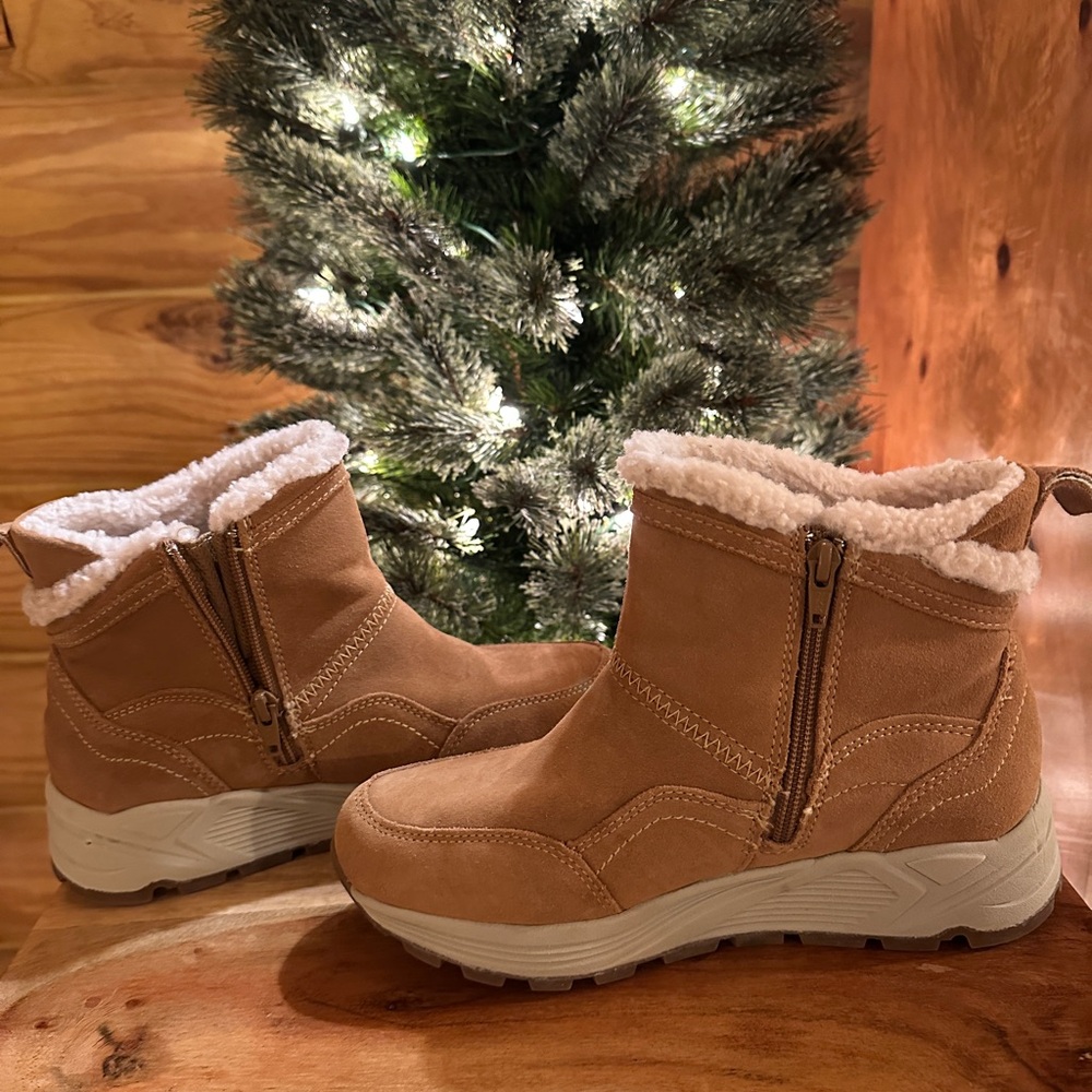 Earth Suede Journey Verve Ankle Boots for Women Size 7 (Mint Condition)